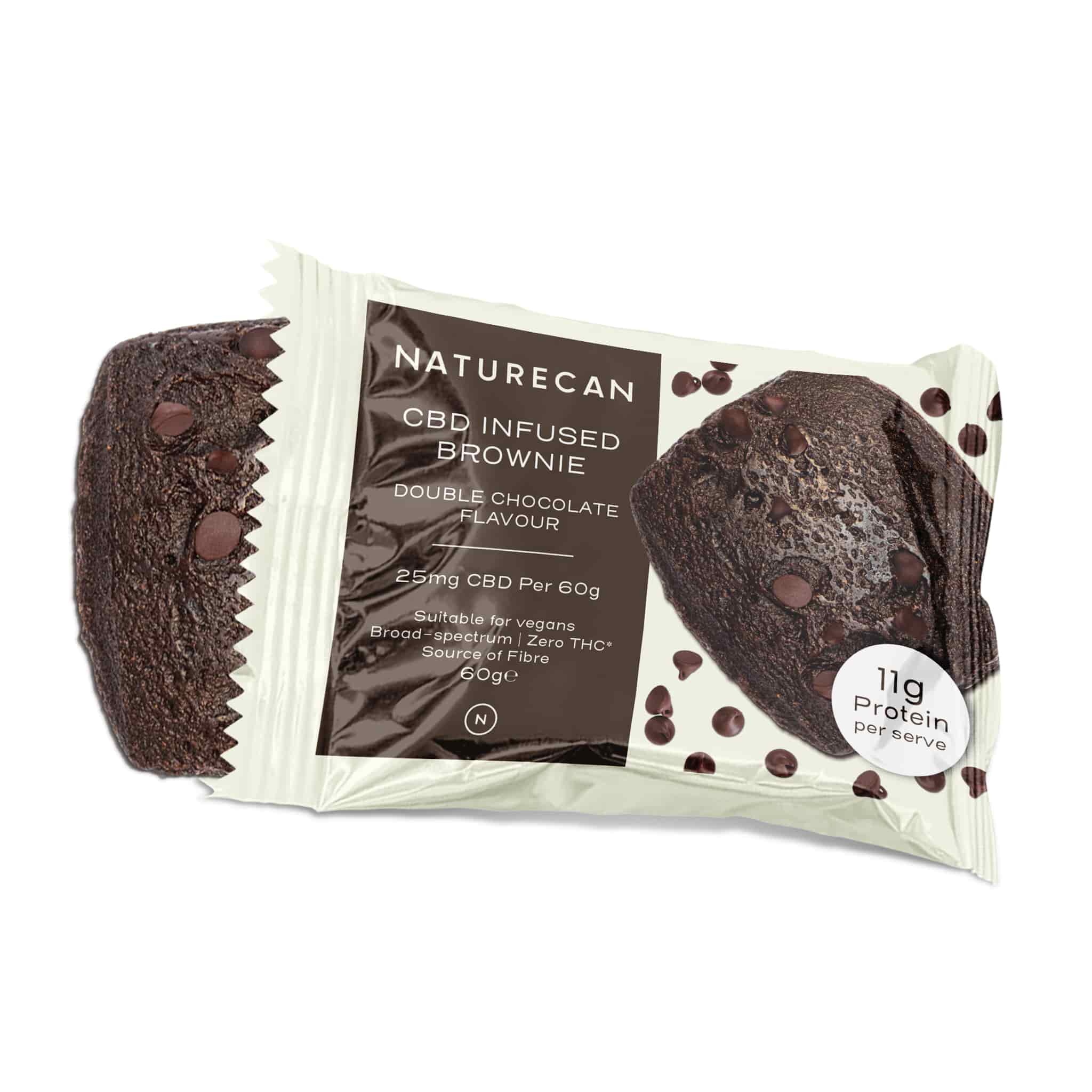 Brownie CBD Naturecan o smaku podwójnej czekolady, widoczne w opakowaniu i poza nim, na białym tle