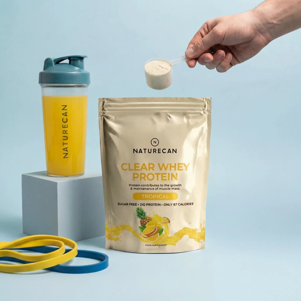 Clear Whey Protein Naturecan o smaku owoców tropikalnych z miarką odżywki białkowej