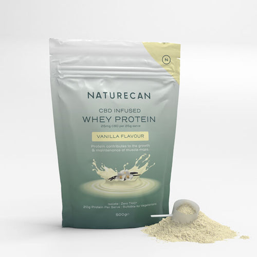 Opakowanie białka serwatkowego CBD Naturecan o smaku waniliowym, stojące na białym tle z porcją proszku obok